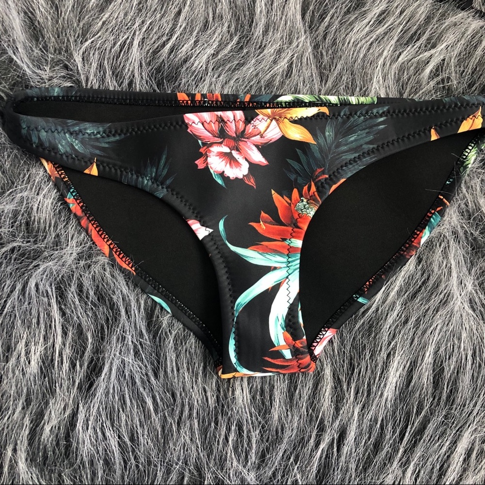 Cutest Bikini....!!! S - Picture 3 of 8
